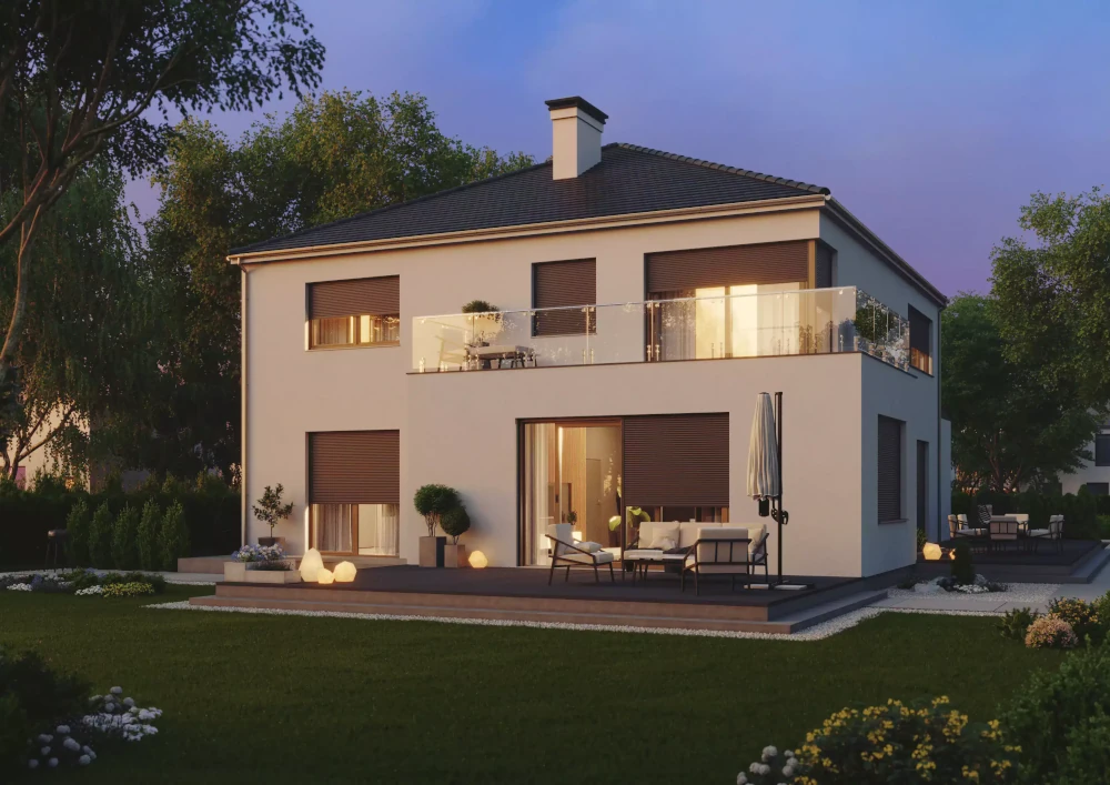 Modernes Einfamilienhaus mit Garten und Terrasse bei Sonnenuntergang, umgeben von Bäumen.