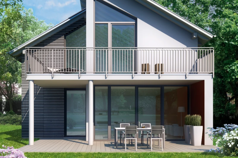 Modernes Einfamilienhaus mit großer Terrasse, Balkon und bodentiefen Fenstern im Garten.